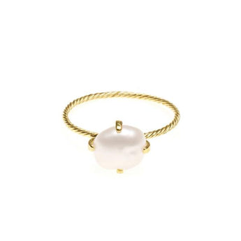 FIJN GETORSTE RING MET ZOETWATER PAREL